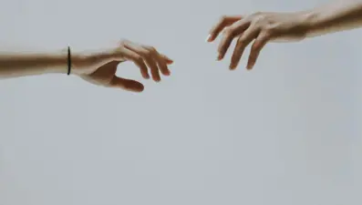 Aşktan korkan birini ilişkiye nasıl hazırlarız? Çift terapisti 6 yöntem öneriyor