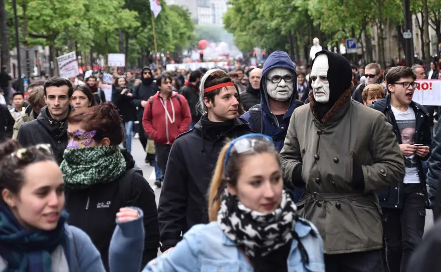 Fransa'daki çalışma yasası protesto edildi 10