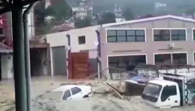 Sel felaketinden yeni görüntü: Araba altımızdan gitti, canımızı zor kurtardık