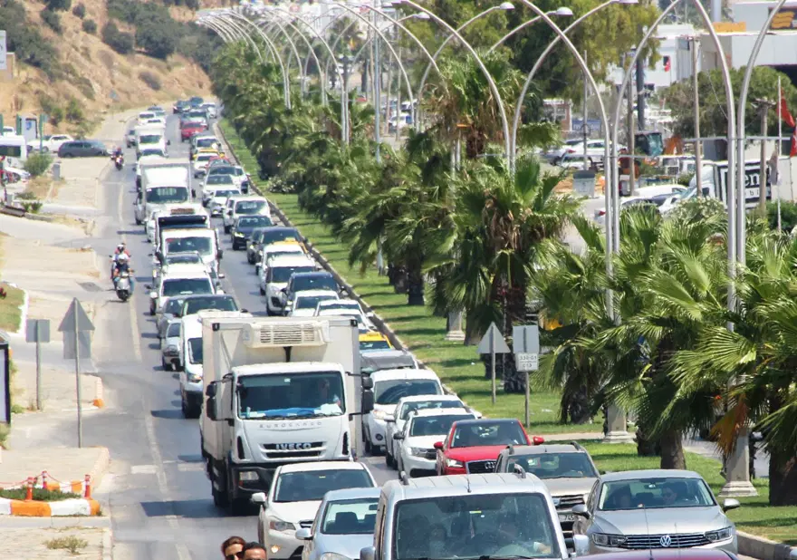 Bodrum'da hem sahiller hem yollar doldu 8 Bodrum'da hem sahiller hem yollar doldu 8