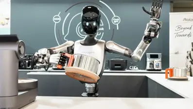 Tesla'ya Çin'den yeni rakip: İnsansı robot R1 görücüye çıktı