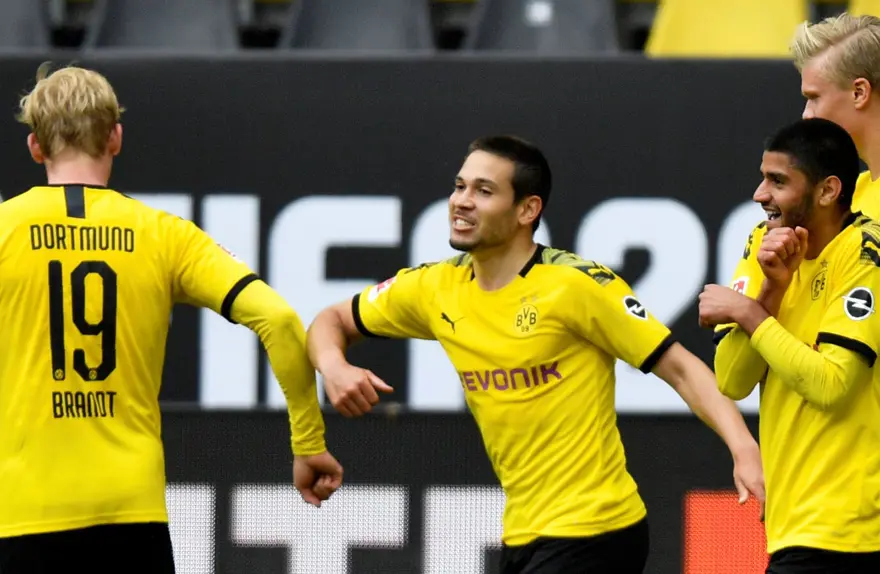 Sosyal mesafeli gol sevinci 7