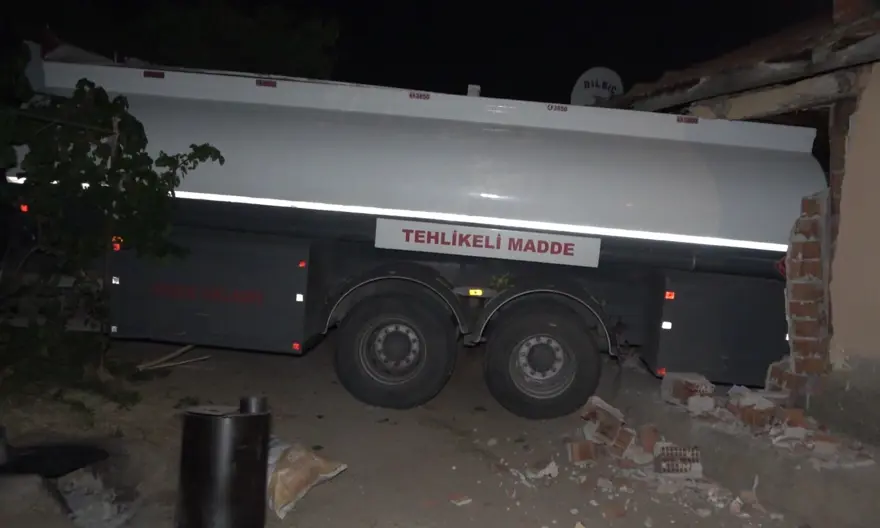Freni boşalan tanker odasında dinlenen sürücüye çarptı 6