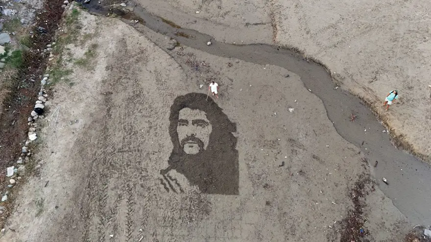 Barış Manço'nun resmini Alanya sahillerine işledi 