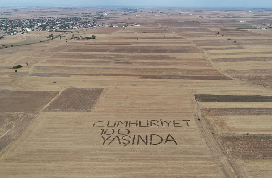 Kırklarelili iki çiftçi tarlaya “Cumhuriyet 100 yaşında”yazdı 2