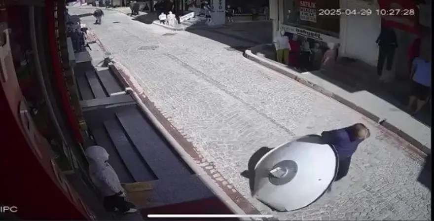 İstanbul'da ilginç olay: Yolda yürürken üzerine anten düştü 2