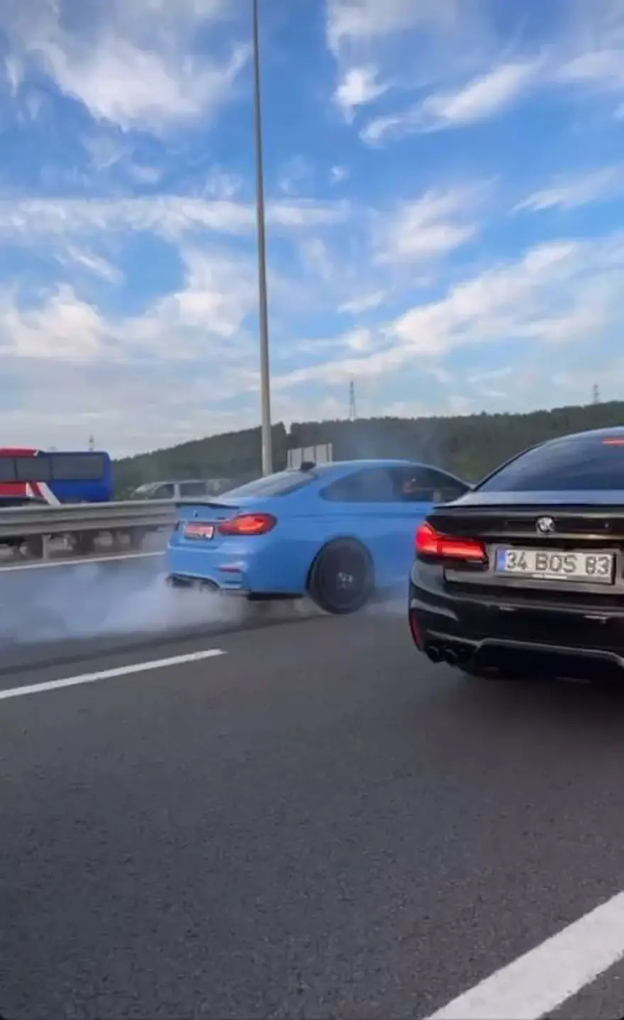 İstanbul’da otoyolu birbirinekatan çakarlı konvoydaki sürücülere gözaltı: Bakan Yerlikaya’dan vatandaşlaraçağrı 4 İstanbul’da otoyolu birbirinekatan çakarlı konvoydaki sürücülere gözaltı: Bakan Yerlikaya’dan vatandaşlaraçağrı 4