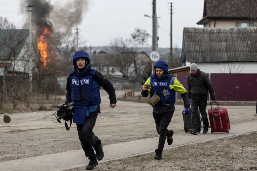 Kiev'in yanı başındaki İrpin'de bombardımanlar arttı: Halk kucaklarında çocuklarıyla bombalardan kaçmaya çalışıyor 7
