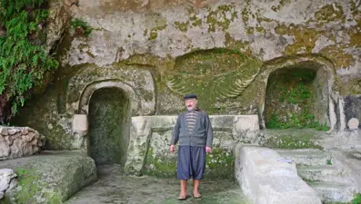 Mersin'de doğa aşığı Mustafa Öztürk, 30 yıldır mağarada yaşıyor