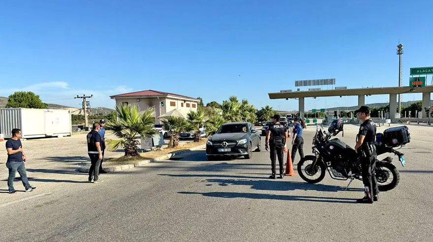 Akın akın Çeşme'ye gittiler: 4 günde 150 bin araç girdi 1