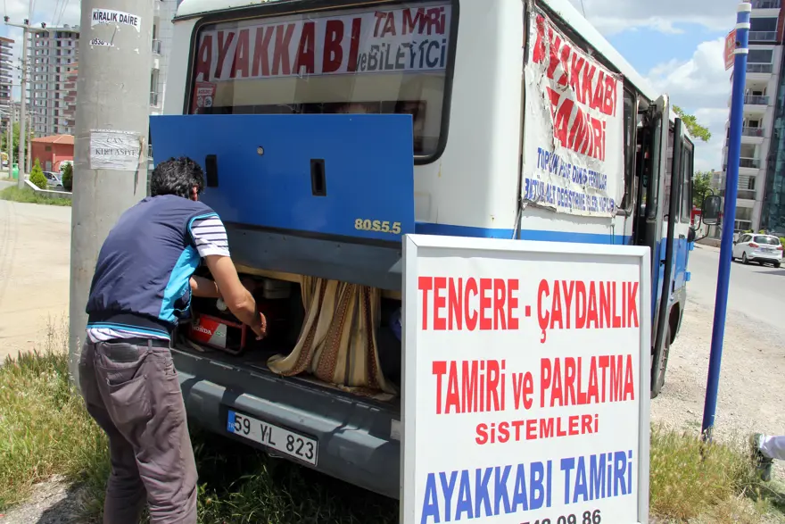 Kira fazla gelince minibüsünü "mobil dükkan"a çevirdi 6
