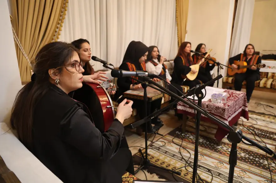 Kürsübaşı'na kadın eli değdi: İzleyenler hayran kaldı 