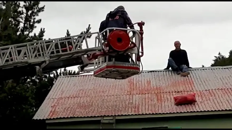 Tamir etmek için çıktığı çatıda mahsur kaldı 