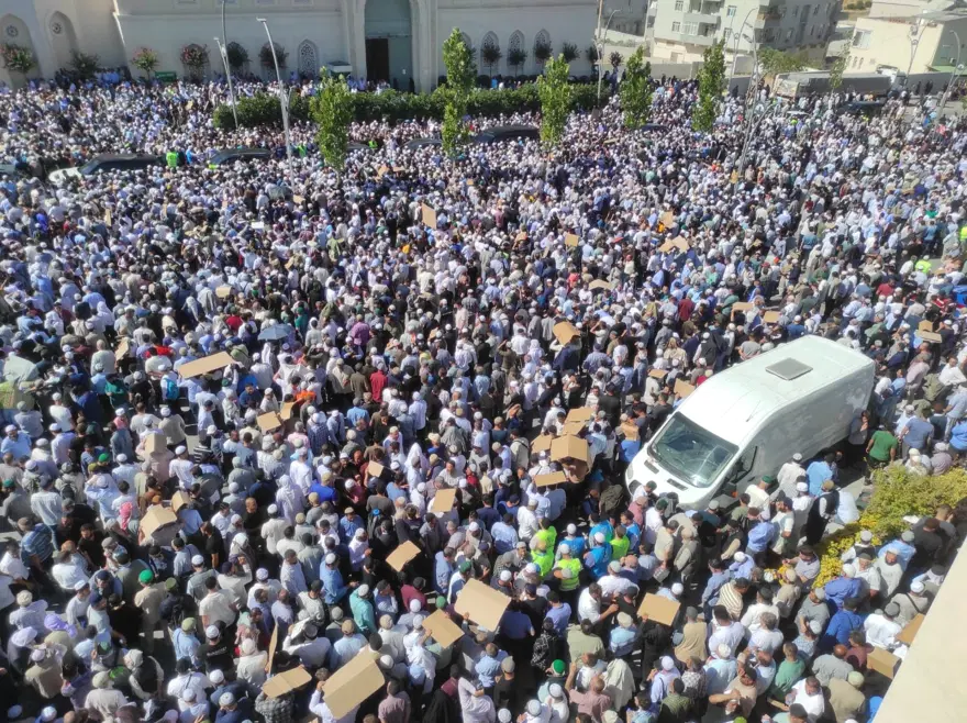 Menzil cemaati lideri Abdulbaki Erol son yolculuğuna uğurlandı 5 Menzil cemaati lideri Abdulbaki Erol son yolculuğuna uğurlandı 5