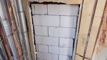 Yangın merdiveni kapısına tuğla ördüler!