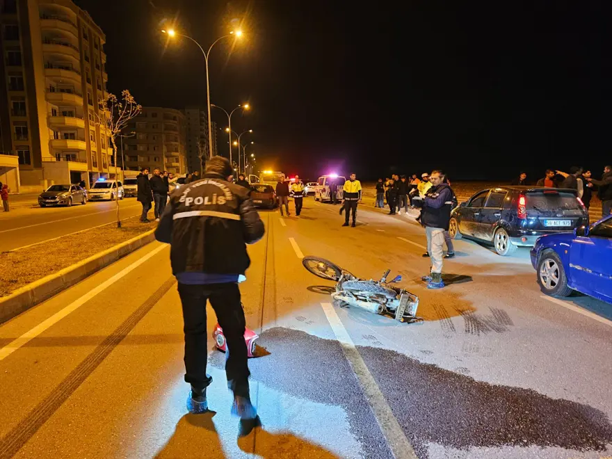 Otomobilin çarptığı motosikletli öldü, yakınları parke taşlarıyla araca saldırdı 6