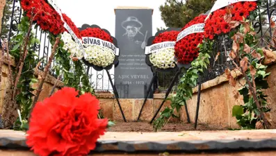 Aşık Veysel vefatının 48'inci yılında mezarı başında anıldı