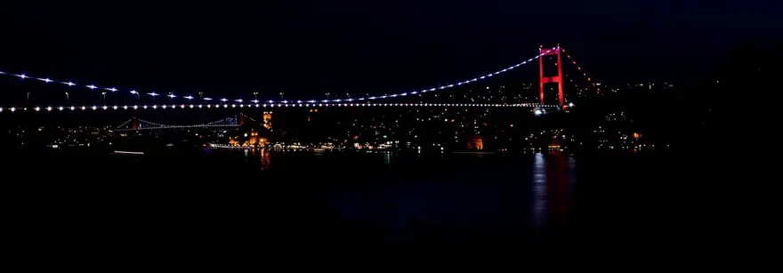 İstanbul'un tarihi simgeleri Milli Takım'a destek için Kırmızı-Beyaza büründü 21