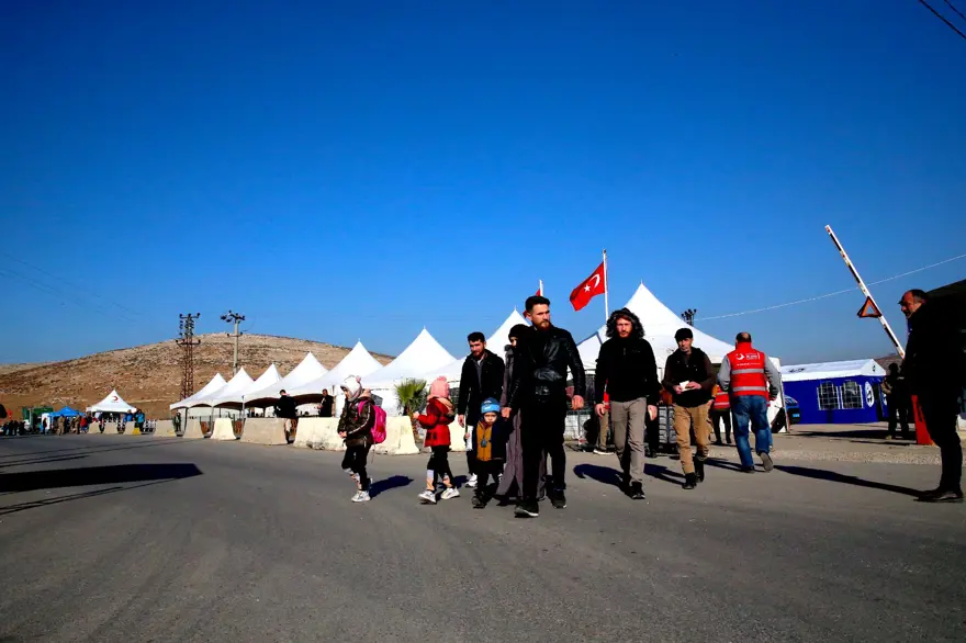 Sınır kapılarında dönüş yoğunluğu: 5 günde 7 bin 871 Suriyeli döndü 4