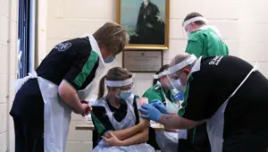 "Covid-19 aşısı salgını yenmede tek başına yeterli olmayabilir"