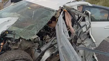 Otomobil refüje çarptı: Aynı aileden 1 kişi öldü, 3 kişi yaralandı