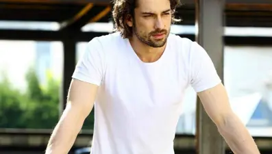 Alp Navruz: Kapağı güzel ama içi boş bir kitap gibi algılanmak istemem