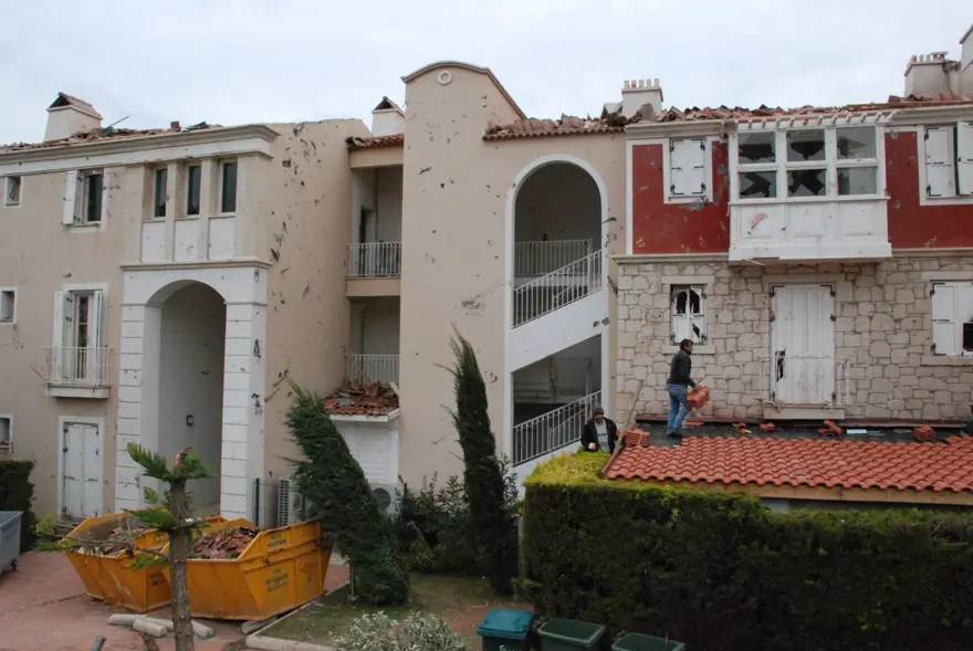 İzmir Çeşme'de hortumun geride bıraktığı hasar için çalışmalar sürüyor 25