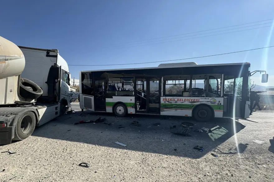 Halk otobüsü ile TIR çarpıştı: 6 yaralı 3