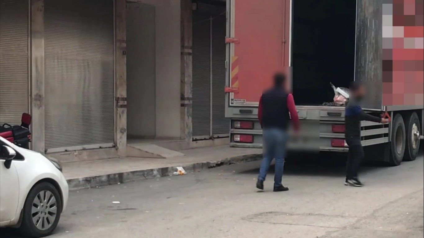 Evden eve 'esrar'engiz teslimat (Tabakların arasından uyuşturucu çıktı)