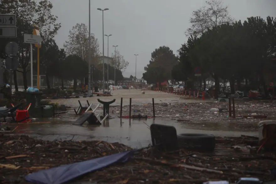 ŞİLE’DE DERE TAŞTI, YOLLAR GÖLE DÖNDÜ 1