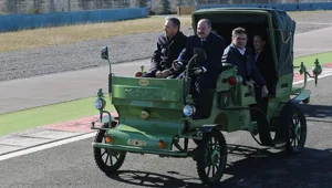 Bakan Varank yerli üretim elektrikli faytonun direksiyonunda Bakan Varank yerli üretim elektrikli faytonun direksiyonunda