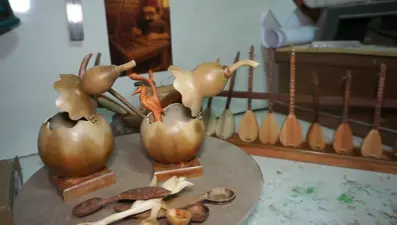 İki kalas bir hevesle başladı: Minyatür sanatın ustasına dönüştü