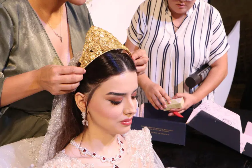 Düğünde dolarlar havada uçuştu: Geline 7 kilo altın takıldı 15