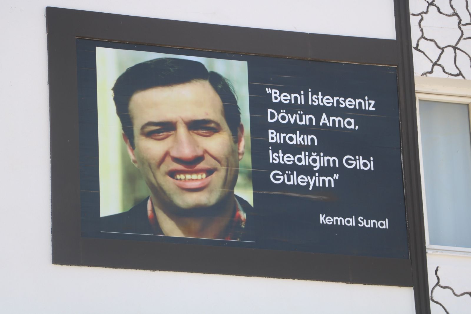 Apartmana asılan Kemal Sunal afişi gülümsetiyor