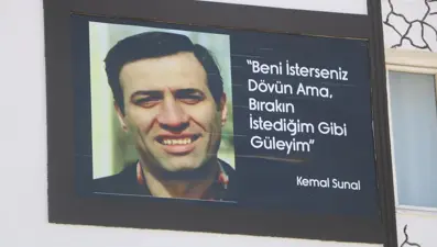 Apartmana asılan Kemal Sunal afişi gülümsetiyor