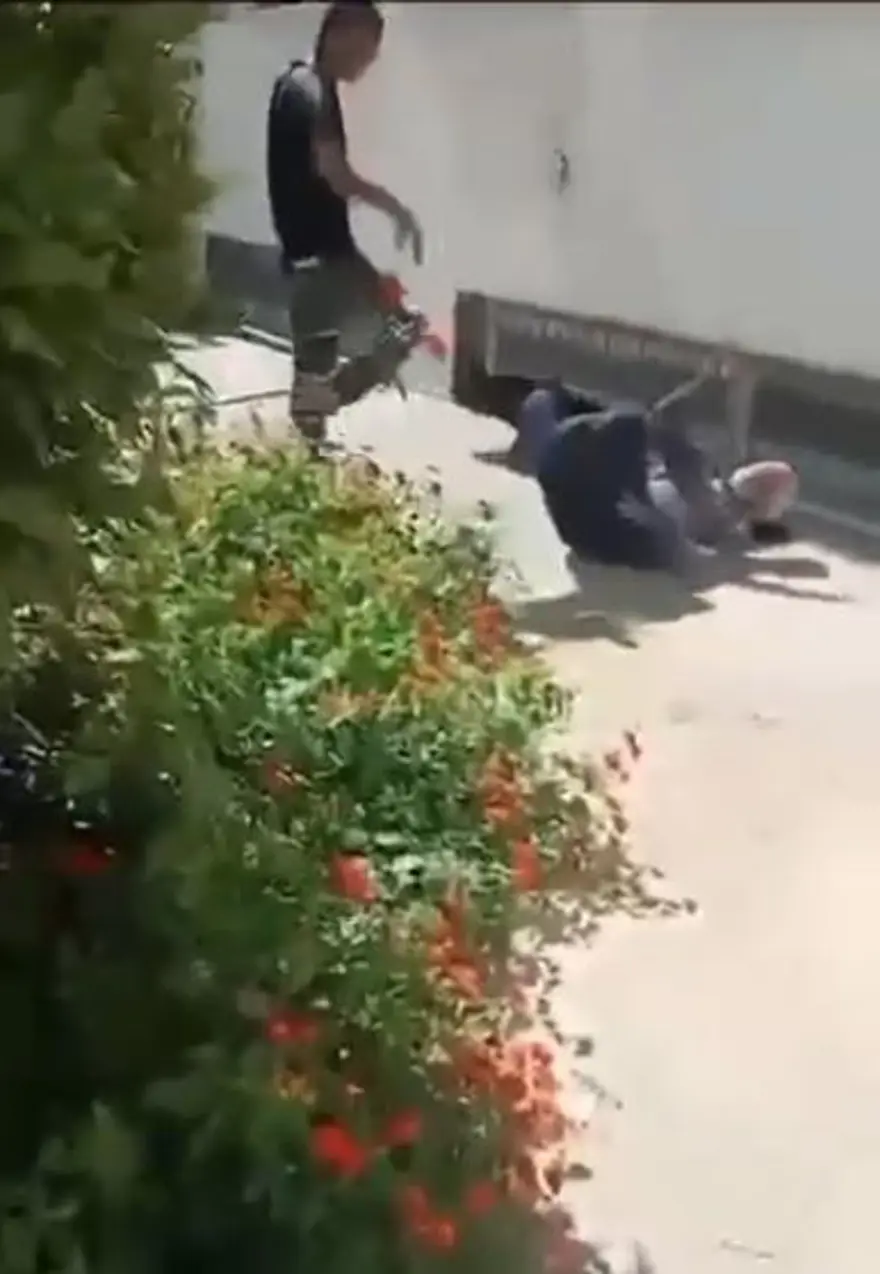 Sokak ortasında yaşlı adama dayak 1