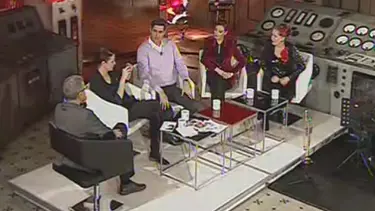 Sahnede öpüşen eski sevgiliye yumurta