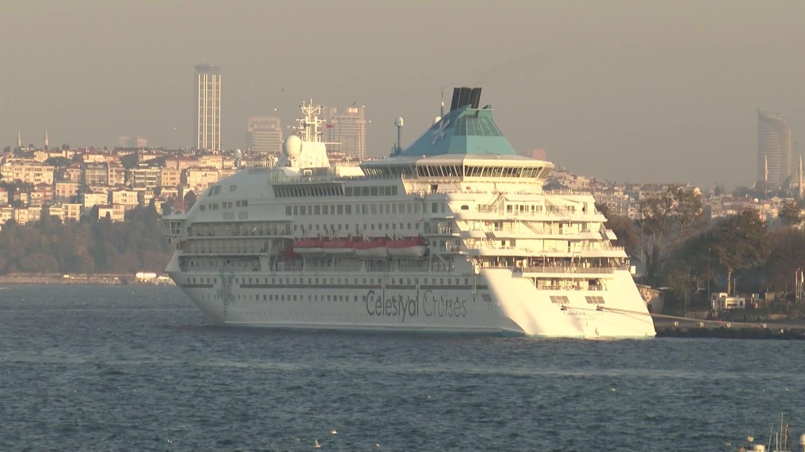 9 katlı dev kruvaziyer gemisi İstanbul'da