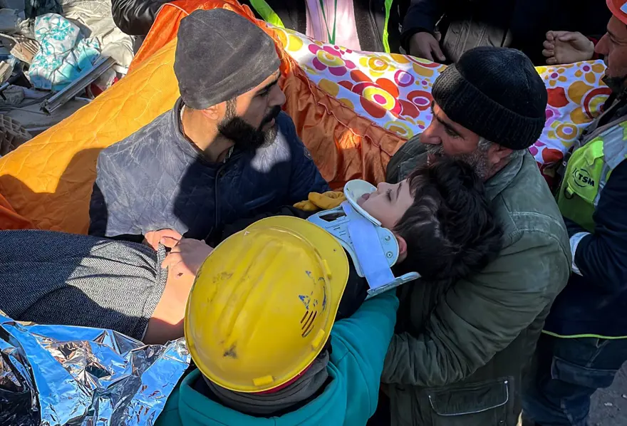 Enkaz altındakiler için zamana karşı yarış 117