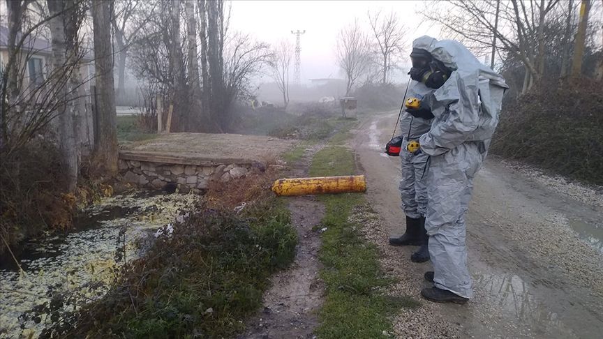 Sakarya'da 'kimyasal gaz' paniği: İkisi polis 12 kişi hastaneye kaldırıldı