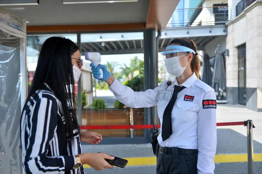 AVM'ler kapılarını açtı: Metrelerce kuyruk oluştu 10