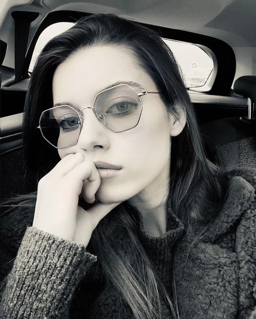 Afra Saraçoğlu: Maddi sıkıntı beni erken olgunlaştırdı 9 Afra Saraçoğlu: Maddi sıkıntı beni erken olgunlaştırdı 9