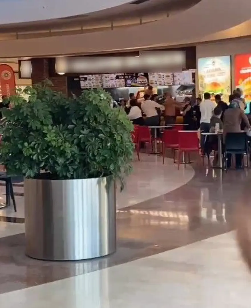 AVM’de hamburger kavgası: Garsonu dövdüler 2