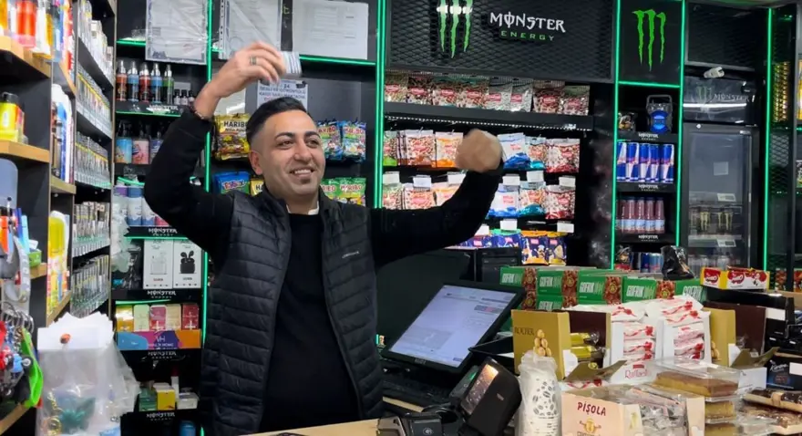 Bu markete gelen dans etmeden alışveriş yapamıyor 3