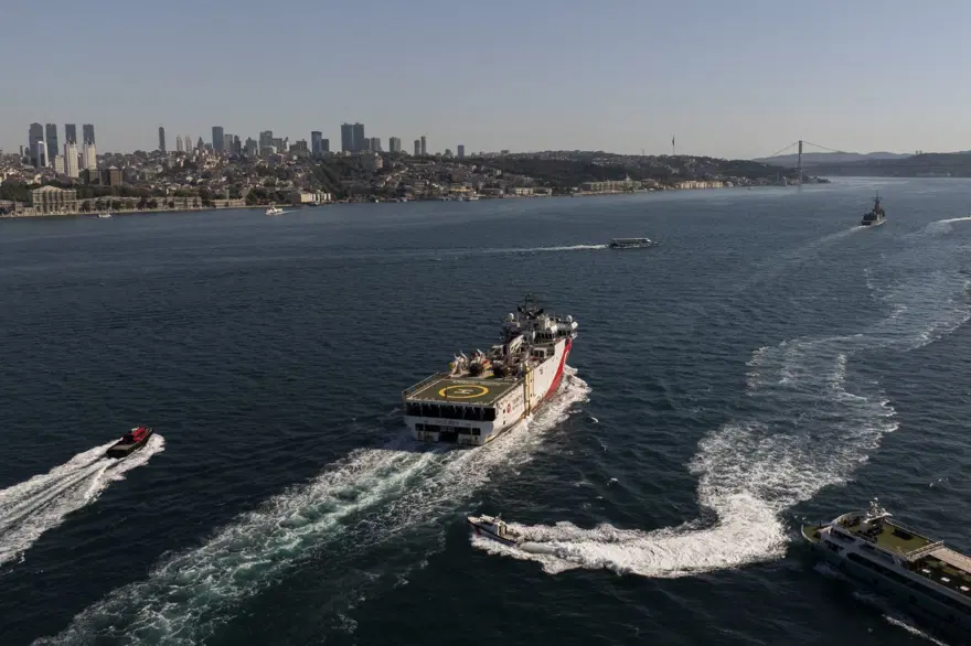 Oruç Reis Gemisi İstanbul Boğazı'ndan geçti 6