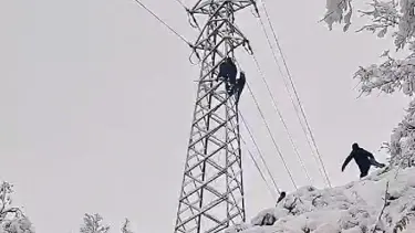 Arıza gidermek için çıktığı elektrik direğinde akıma kapıldı