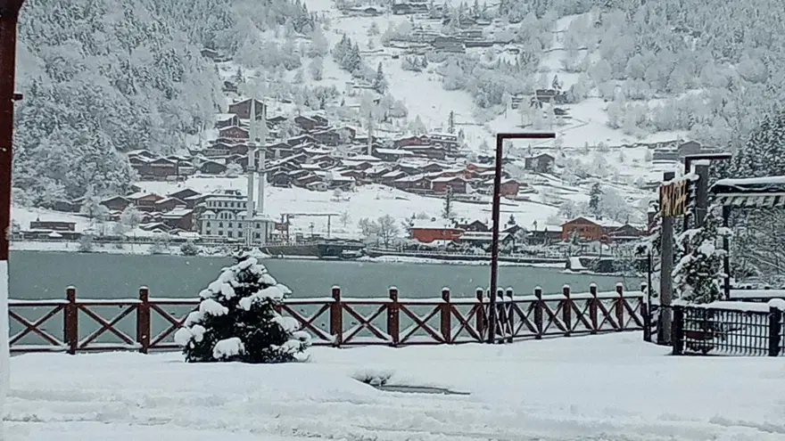 Uzungöl beyaza büründü, seyrine doyumsuz manzaralar oluştu 1