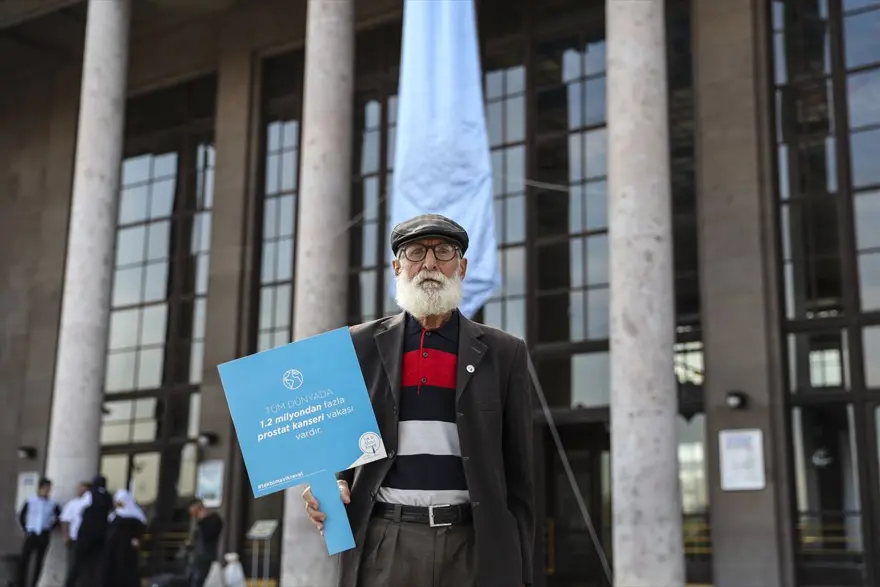 Ankara Garı'na mavi kravat astılar, prostat kanserine dikkat çektiler (#takbimavikravat) 5