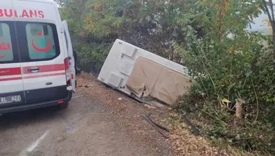 Fabrika işçilerini taşıyan servis devrildi: 13 yaralı