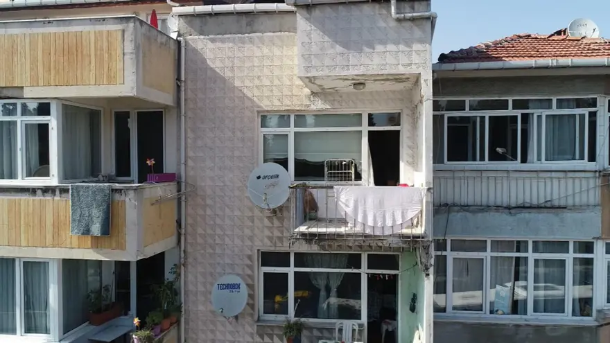 Karacaahmet Mezarlığı manzaralımezar apartmanlar: Yaşayanlar da endişeli, altından geçenler de 